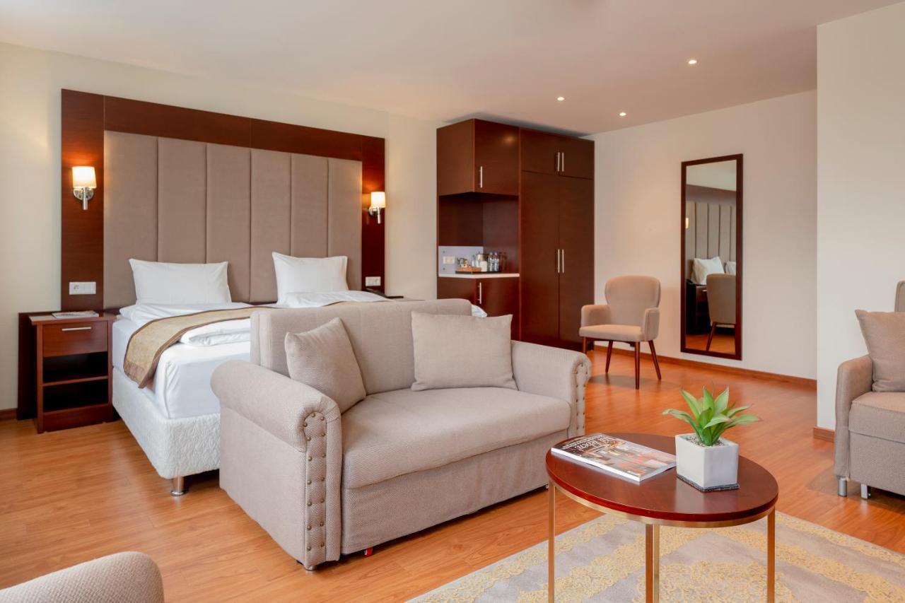 Palast Hotel Huerth Luaran gambar