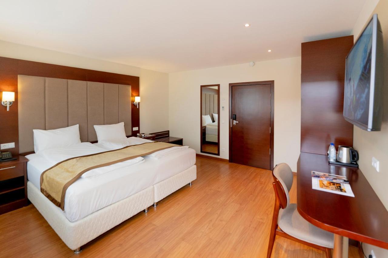 Palast Hotel Huerth Luaran gambar