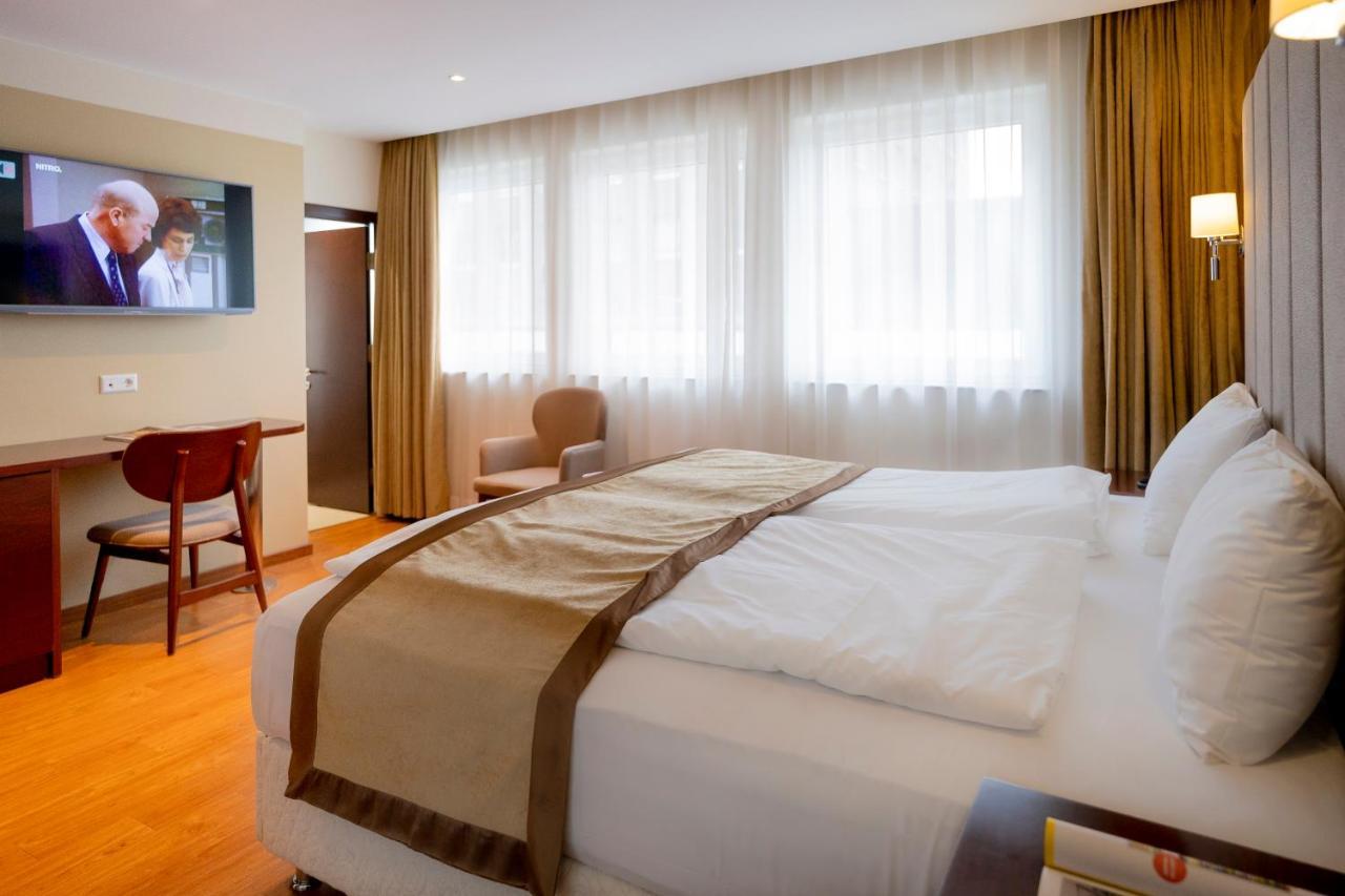 Palast Hotel Huerth Luaran gambar