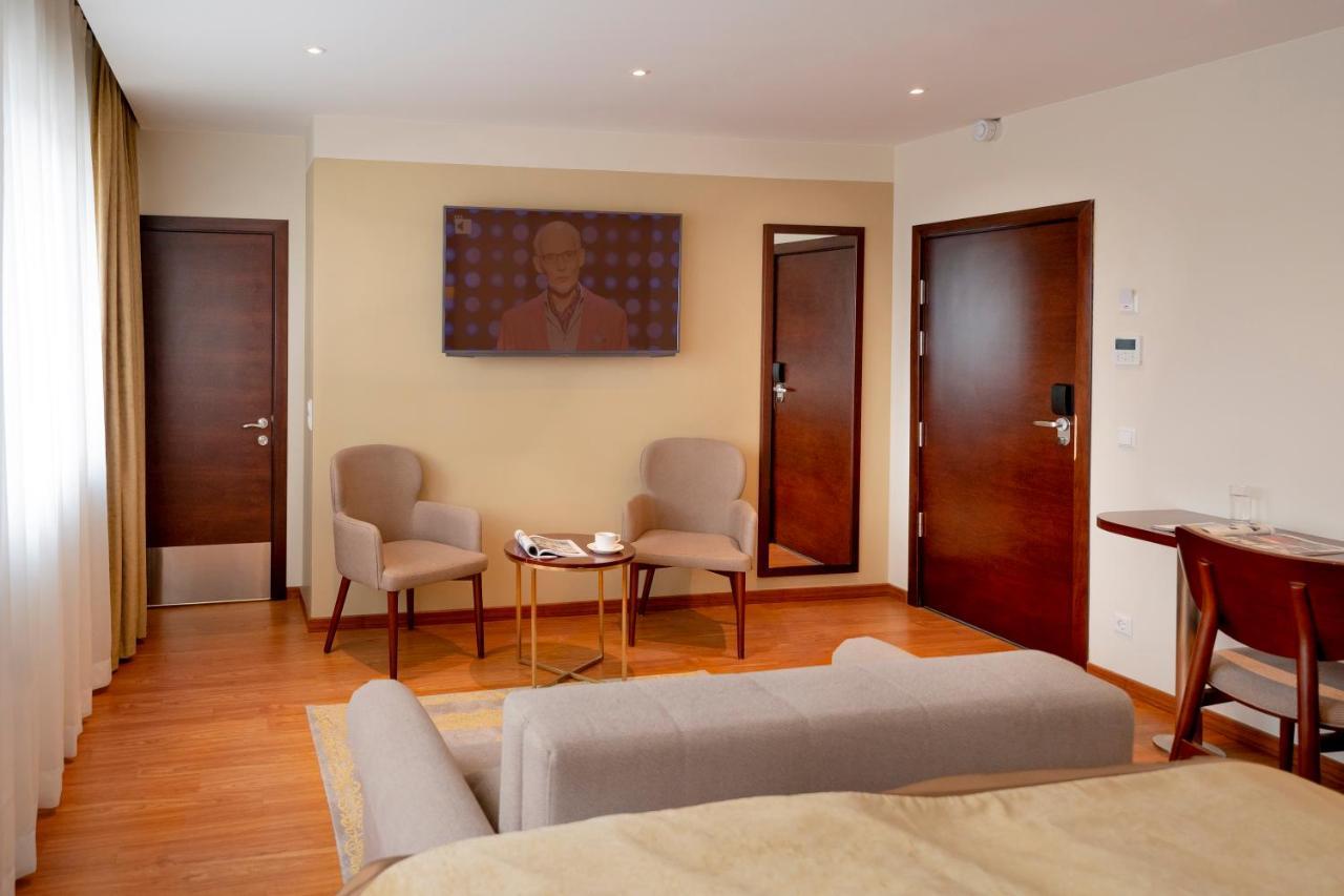 Palast Hotel Huerth Luaran gambar