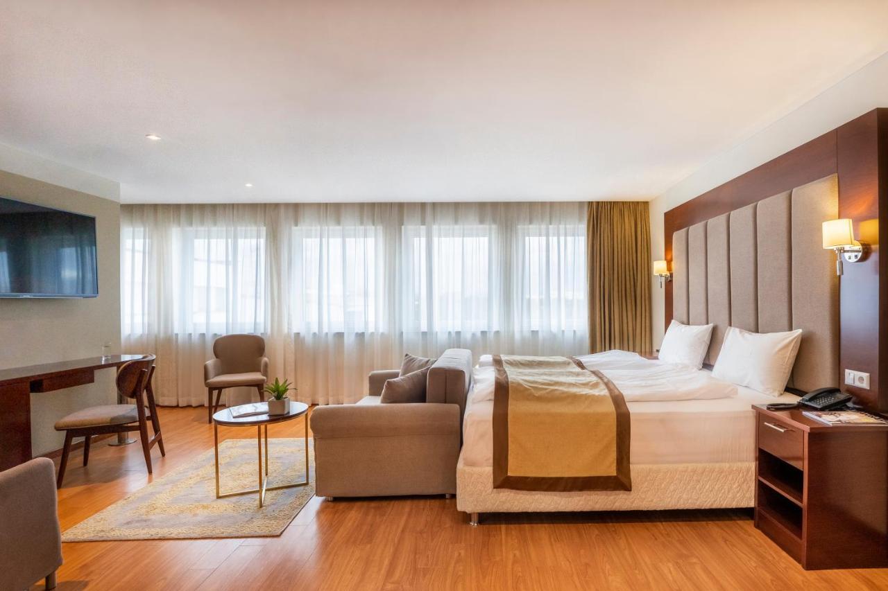 Palast Hotel Huerth Luaran gambar