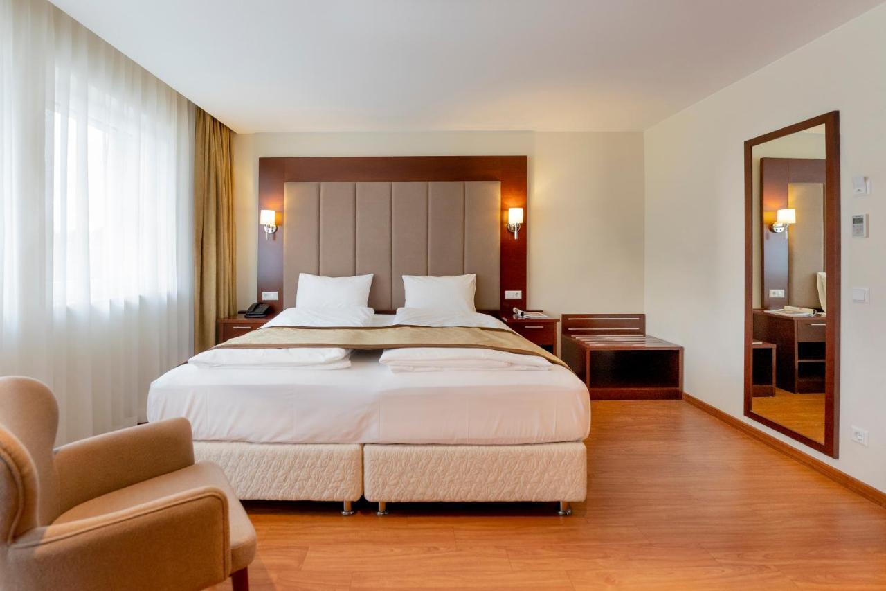 Palast Hotel Huerth Luaran gambar