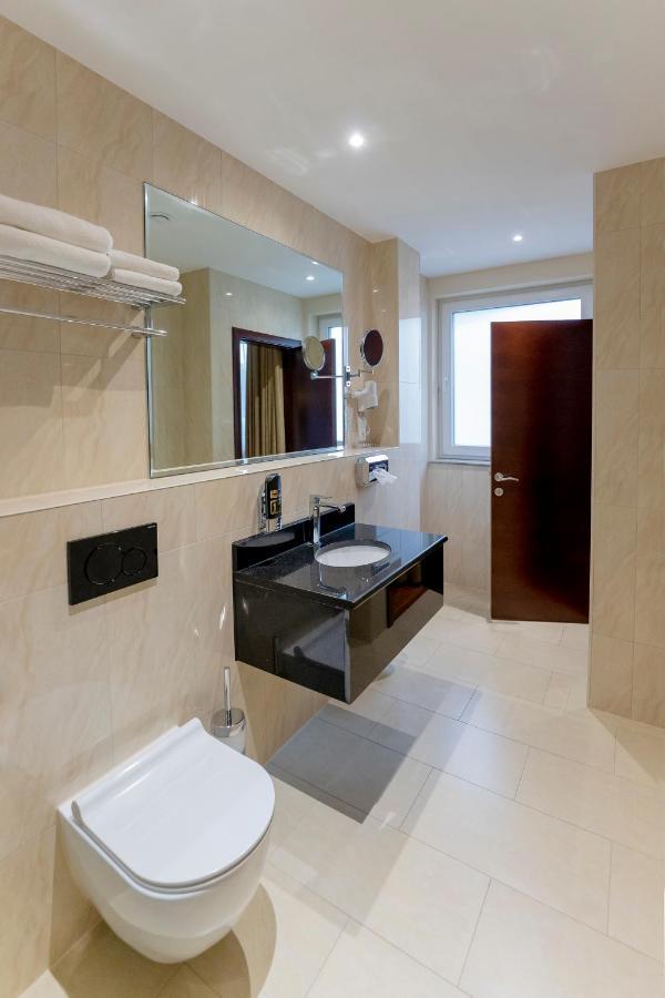 Palast Hotel Huerth Luaran gambar