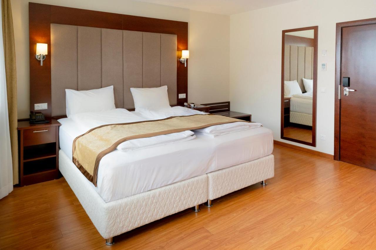 Palast Hotel Huerth Luaran gambar